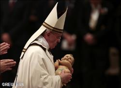 Nuestra identidad como creyentes es la de peregrinos hacia la tierra prometida. El Señor acompaña siempre esta historia , el Papa en la misa de Nochebuena